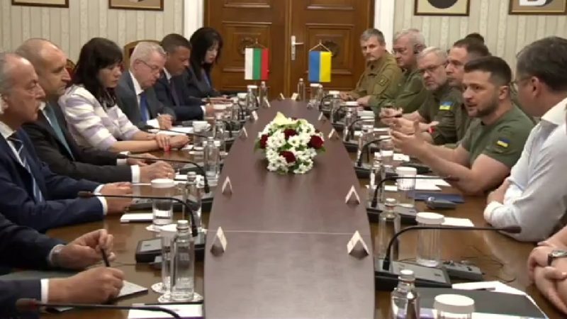 En visite en Bulgarie, Volodymyr Zelensky s&rsquo;oppose au Président Radev