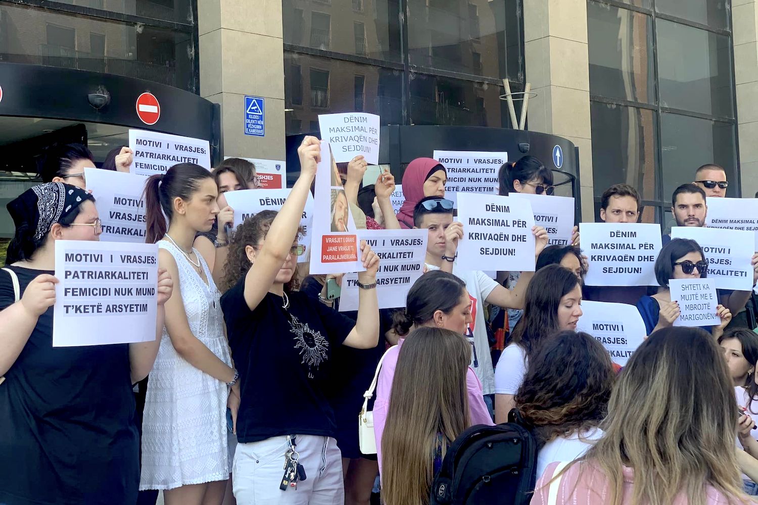 Féminicides au Kosovo : un premier verdict pour l’histoire ?