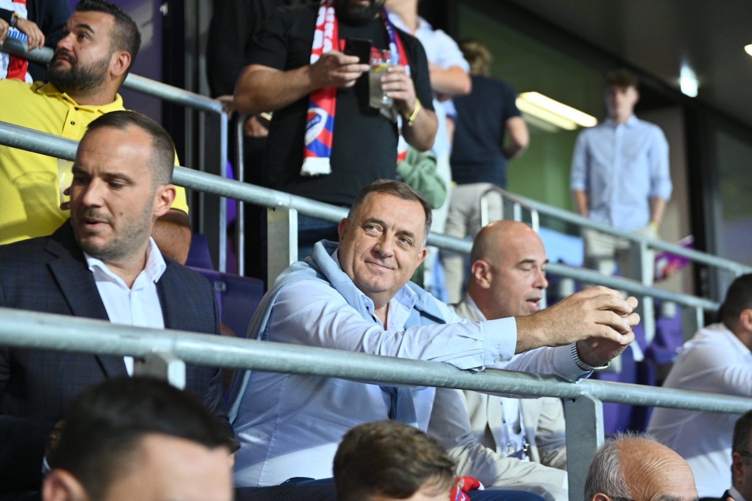 Fin juillet, Milorad Dodik était en tribune au côté de Milan Tegeltija, ancien président du Conseil de la magistrature bosnien, lui aussi sur la liste noire des États-Unis pour corruption.