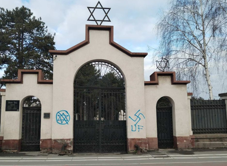 Grafitis sur les murs du cimetière juif de Belgrade - octobre 2023