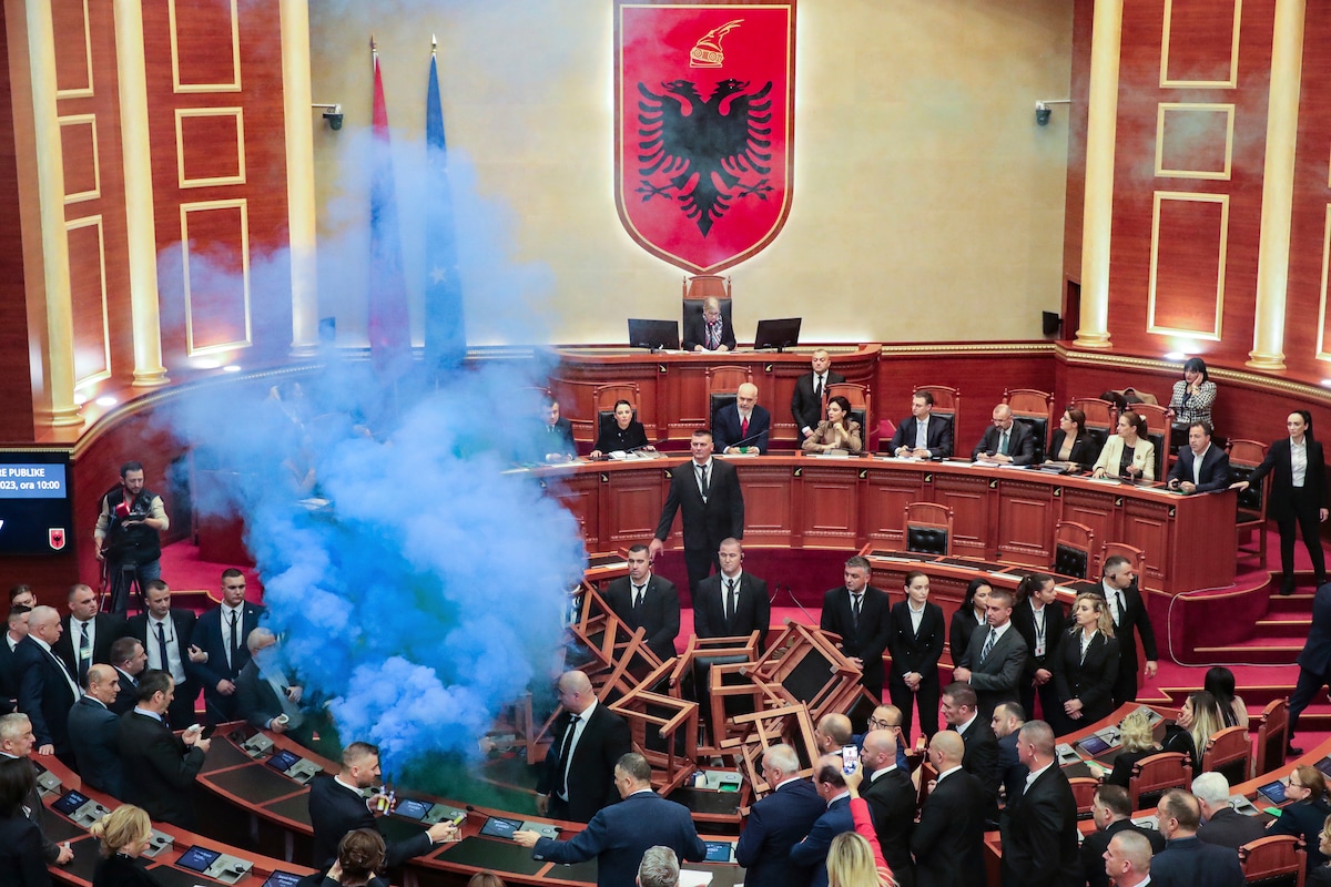 Albanie : des députés d&rsquo;opposition mettent le feu au Parlement