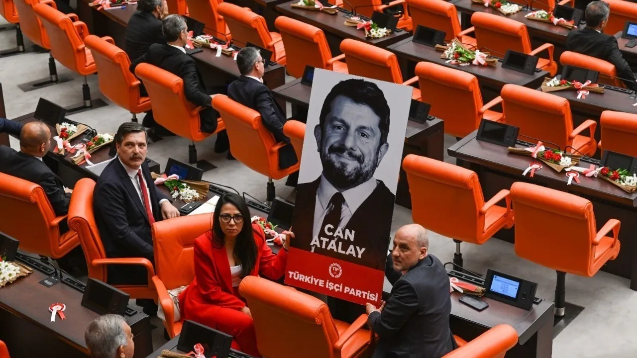 Turquie : élu député, l&rsquo;avocat Can Atalay reste en prison