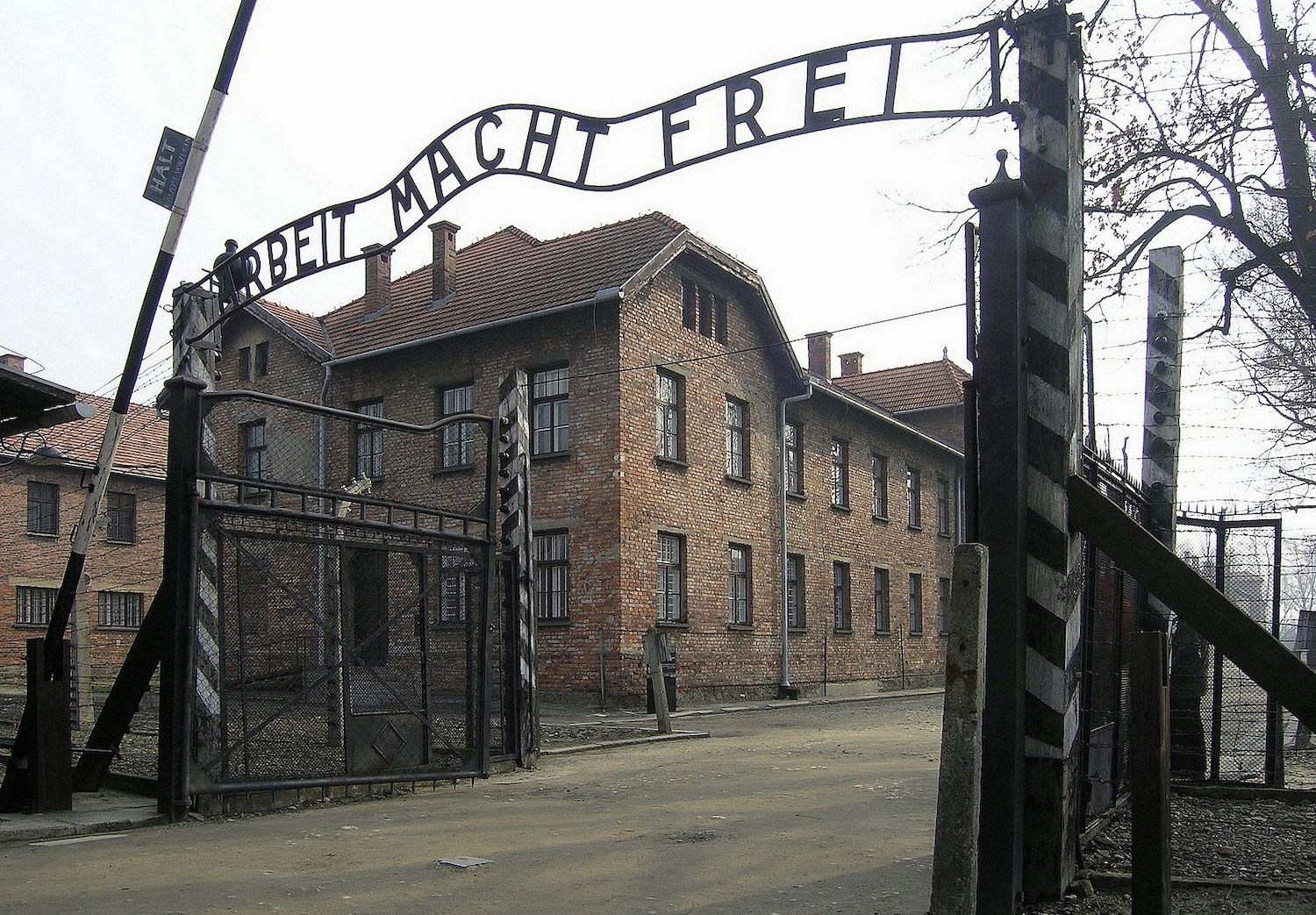 eingangstor_des_kz_auschwitz__arbeit_macht_frei__2007_.jpg