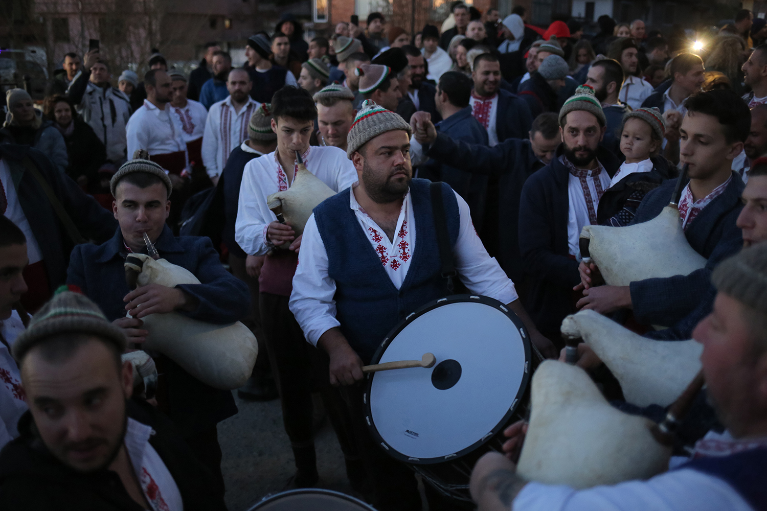 Diaporama | Bulgarie : la danse de l&rsquo;épiphanie dans les eaux glacées de Kalofer
