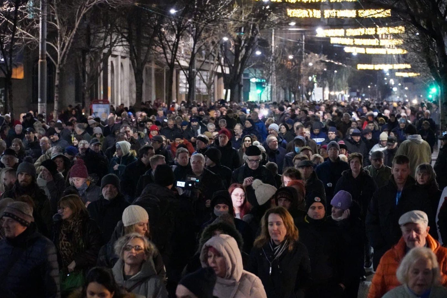 Élections volées en Serbie : les manifestations reprennent, le Parlement européen en discute