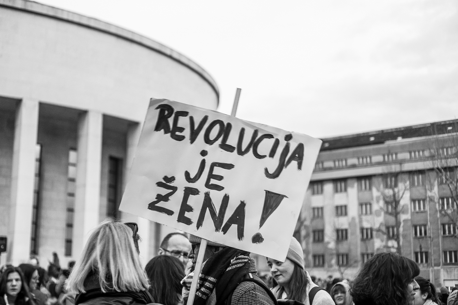8 mars : non, la France n’est pas le premier pays à inscrire l’IVG dans la Constitution