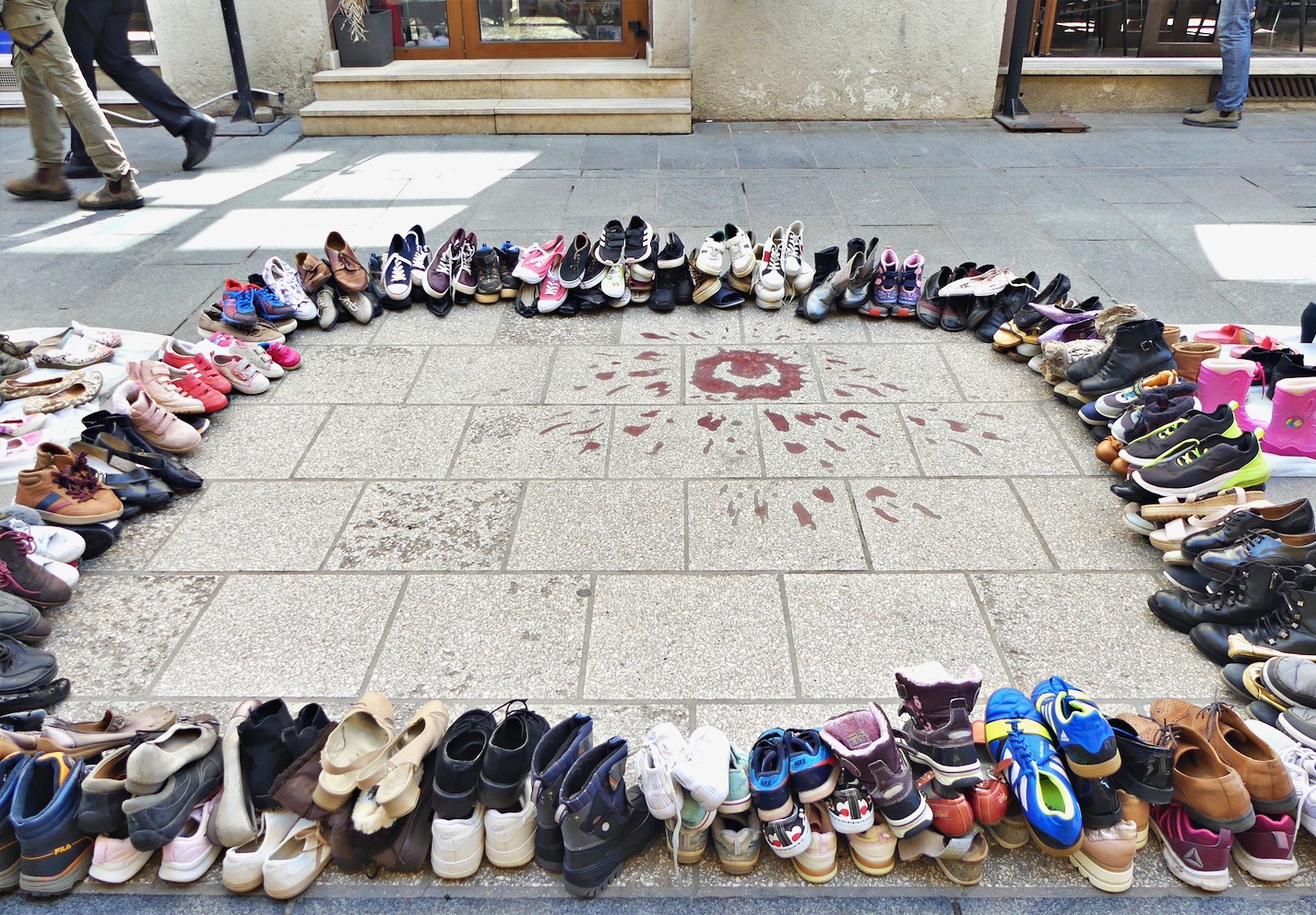 Bosnie-Herzégovine : 11 541 paires de chaussures en mémoire des victimes du siège de Sarajevo