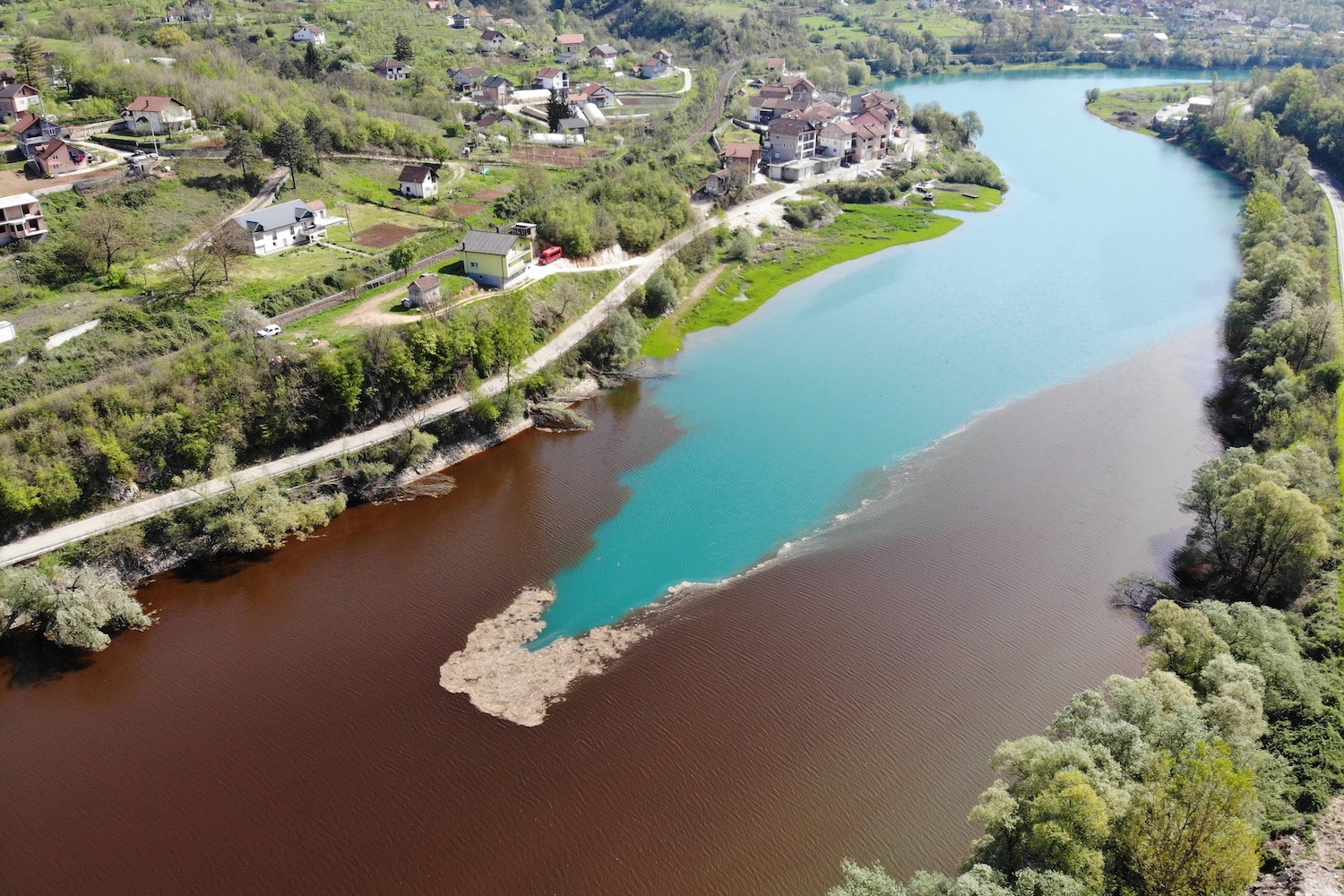 Bosnie-Herzégovine : le lac de Jablanica asphyxié par les algues brunes