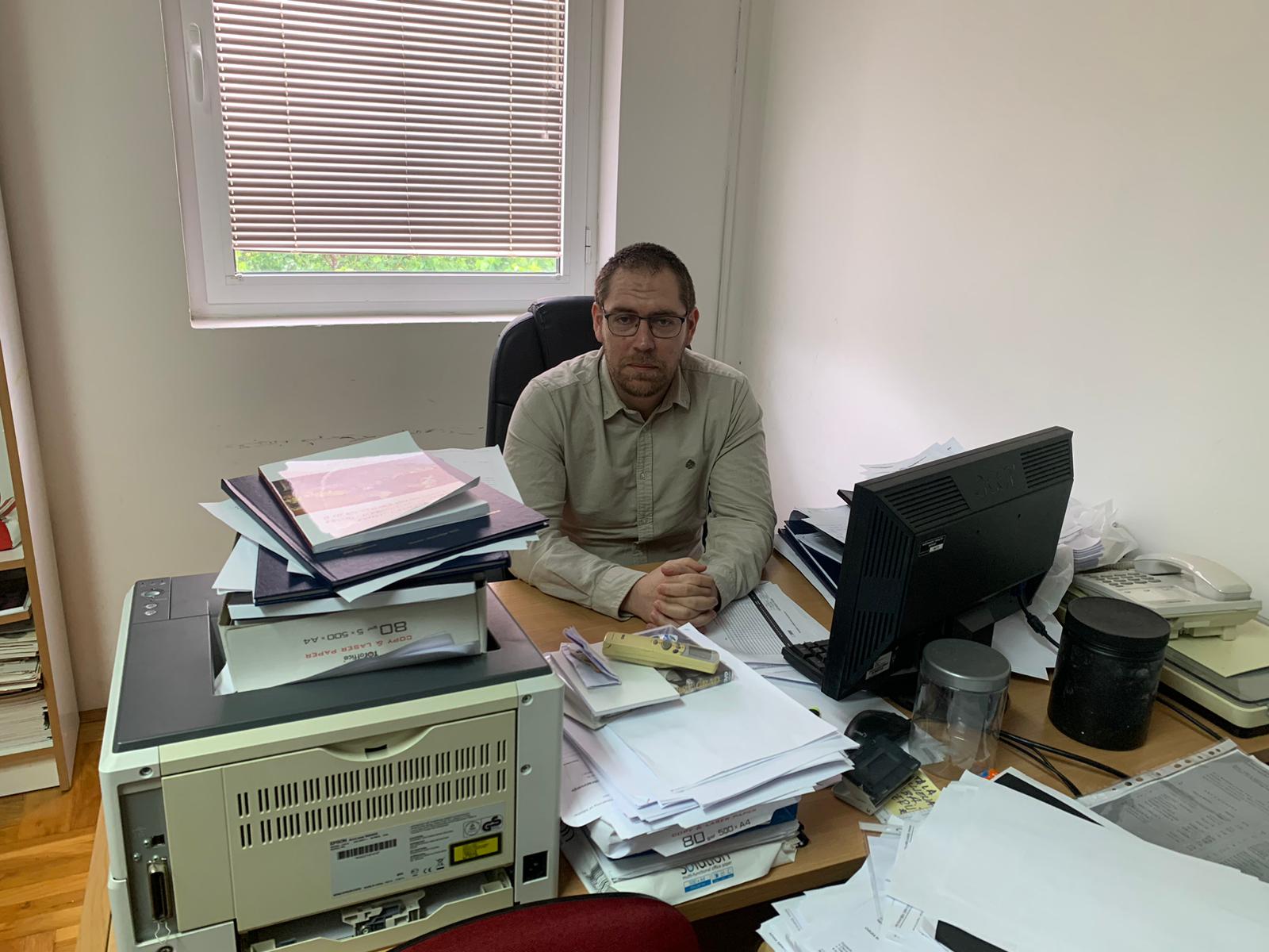 Le professeur Esved Kajtaz, bientôt 37 ans, derrière son bureau à l’Université Džemal Bijedić où il enseigne depuis presque trois ans. Le professeur Esved Kajtaz, bientôt 37 ans, derrière son bureau à l’Université Džemal Bijedić où il enseigne depuis presque trois ans.
