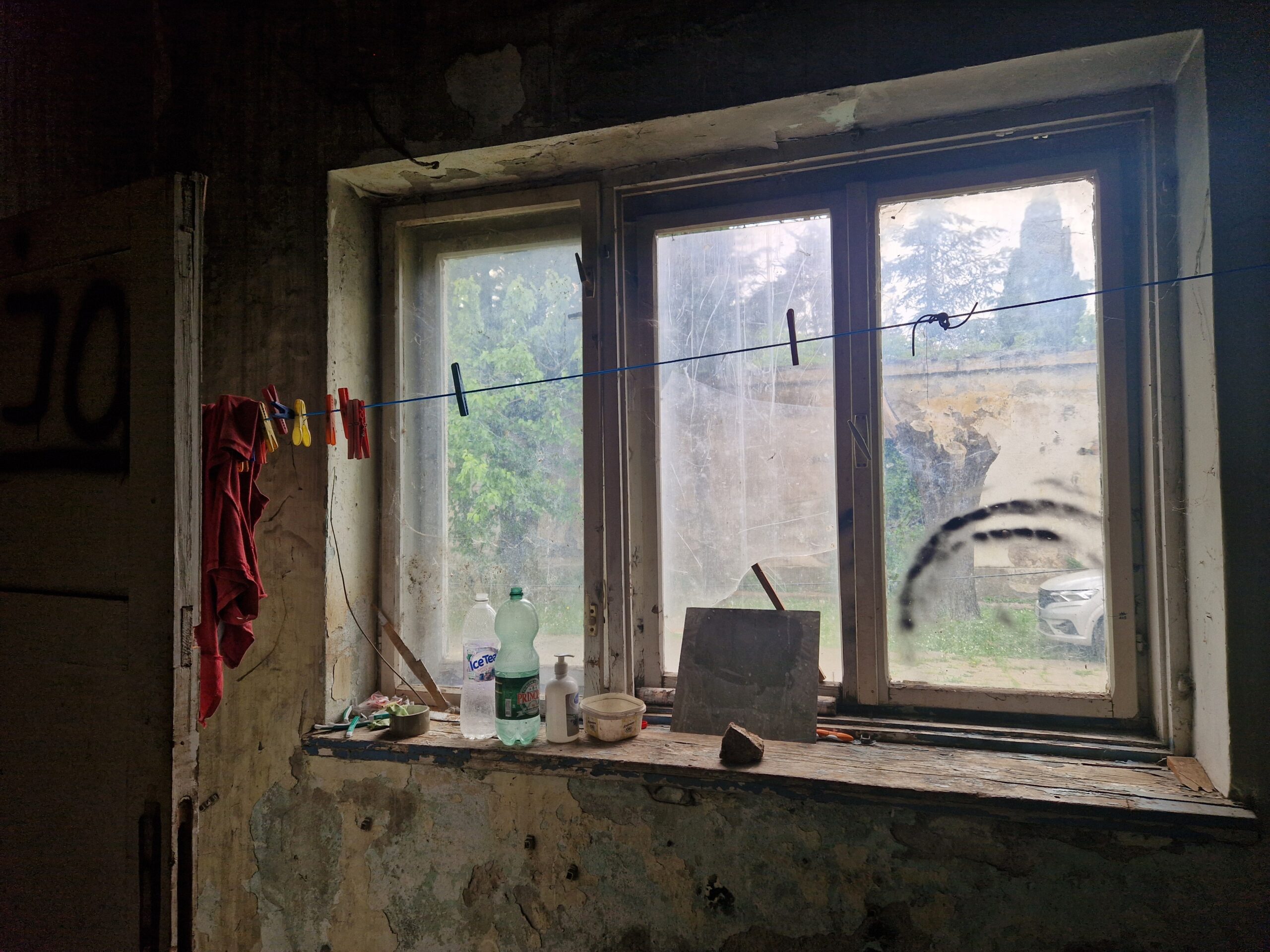 L’intérieur de l’habitation du cousin de Brajam dans le campement Rom près de l'Université Džemal Bijedić de Mostar.