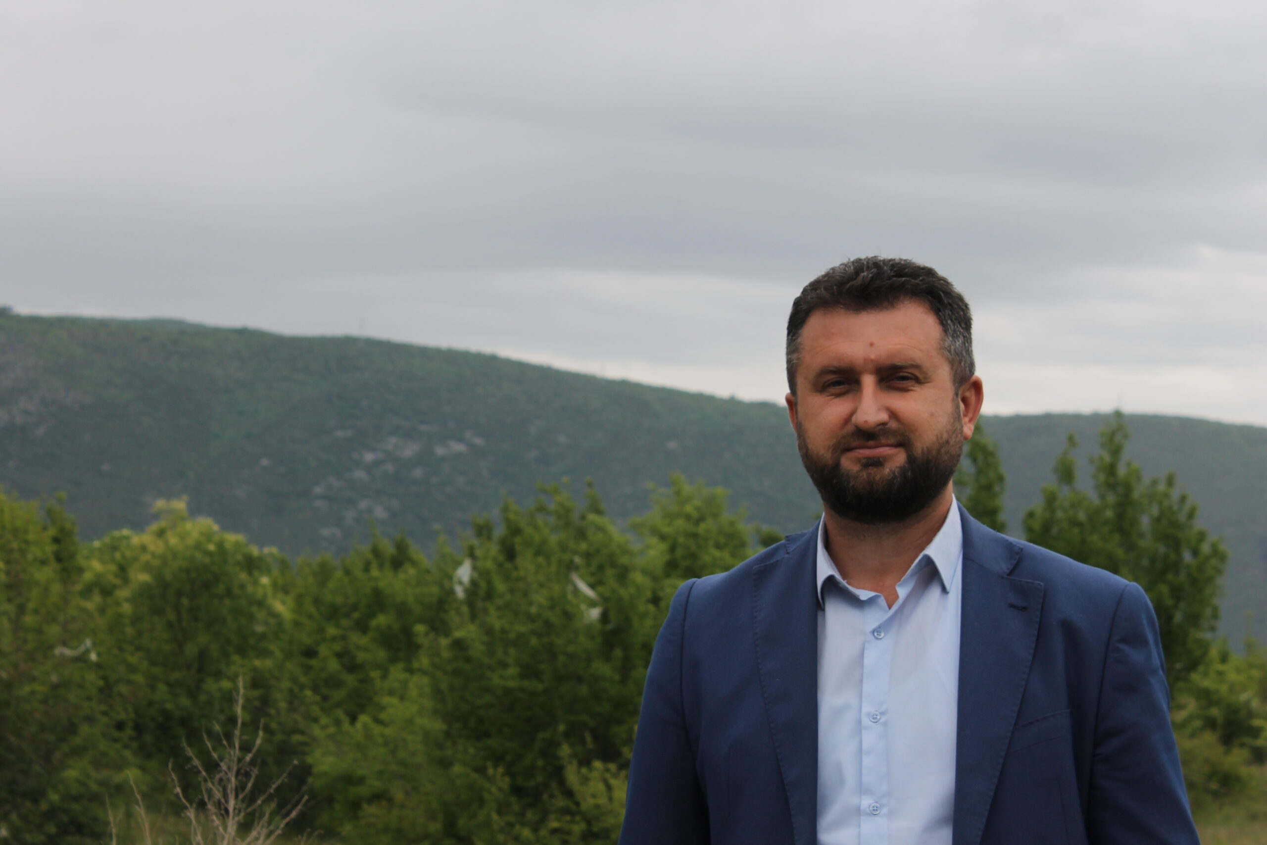L'activiste Omer Hujdur a fondé l'association Jer nas se tiče qui milite pour la fermeture de la décharge d'Uborak.