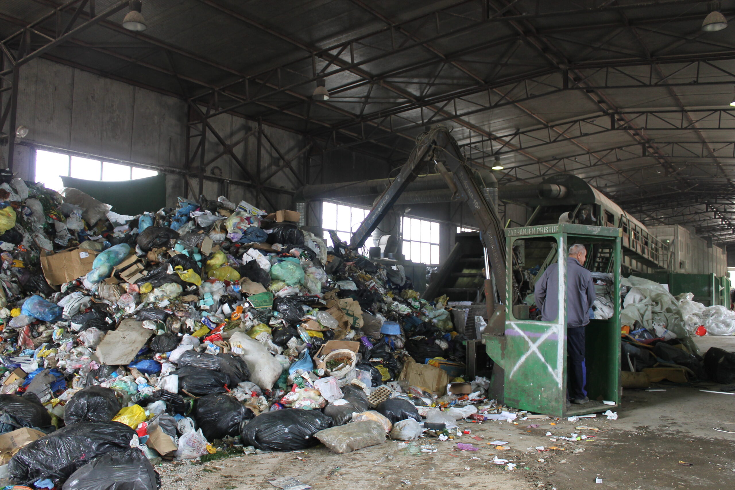 Les poubelles s'accumulent dans la zone de tri de la décharge.