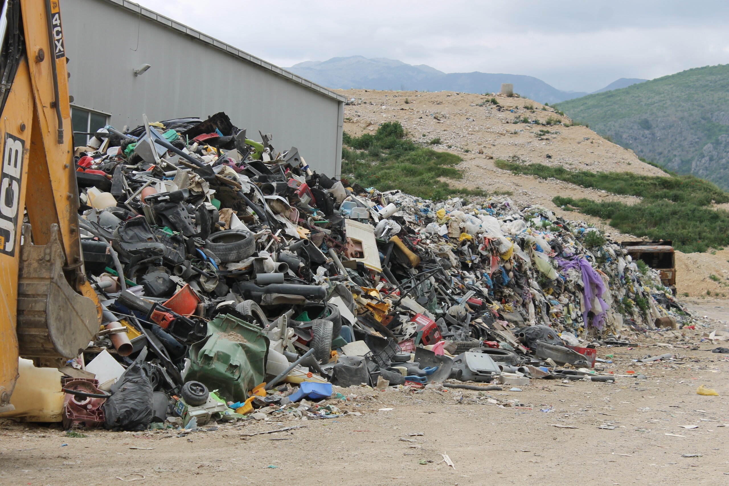 Des déchets divers s'entassent à la décharge d'Uborak.