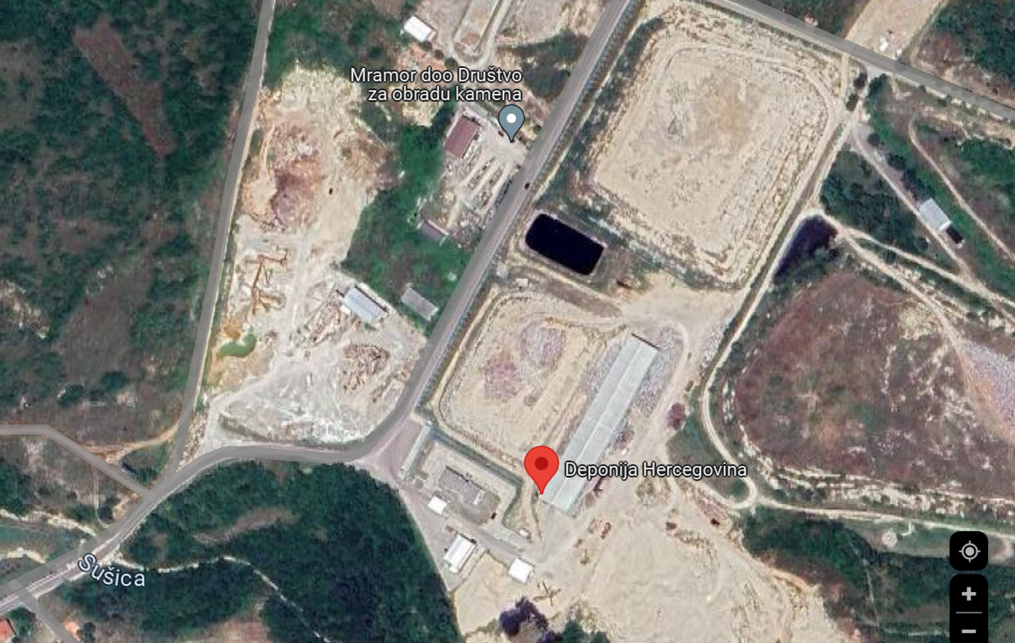 Capture d'écran de la décharge d'Uborak. Le rectangle foncé correspond à la lagune. Au sud, le ruisseau Sušica.