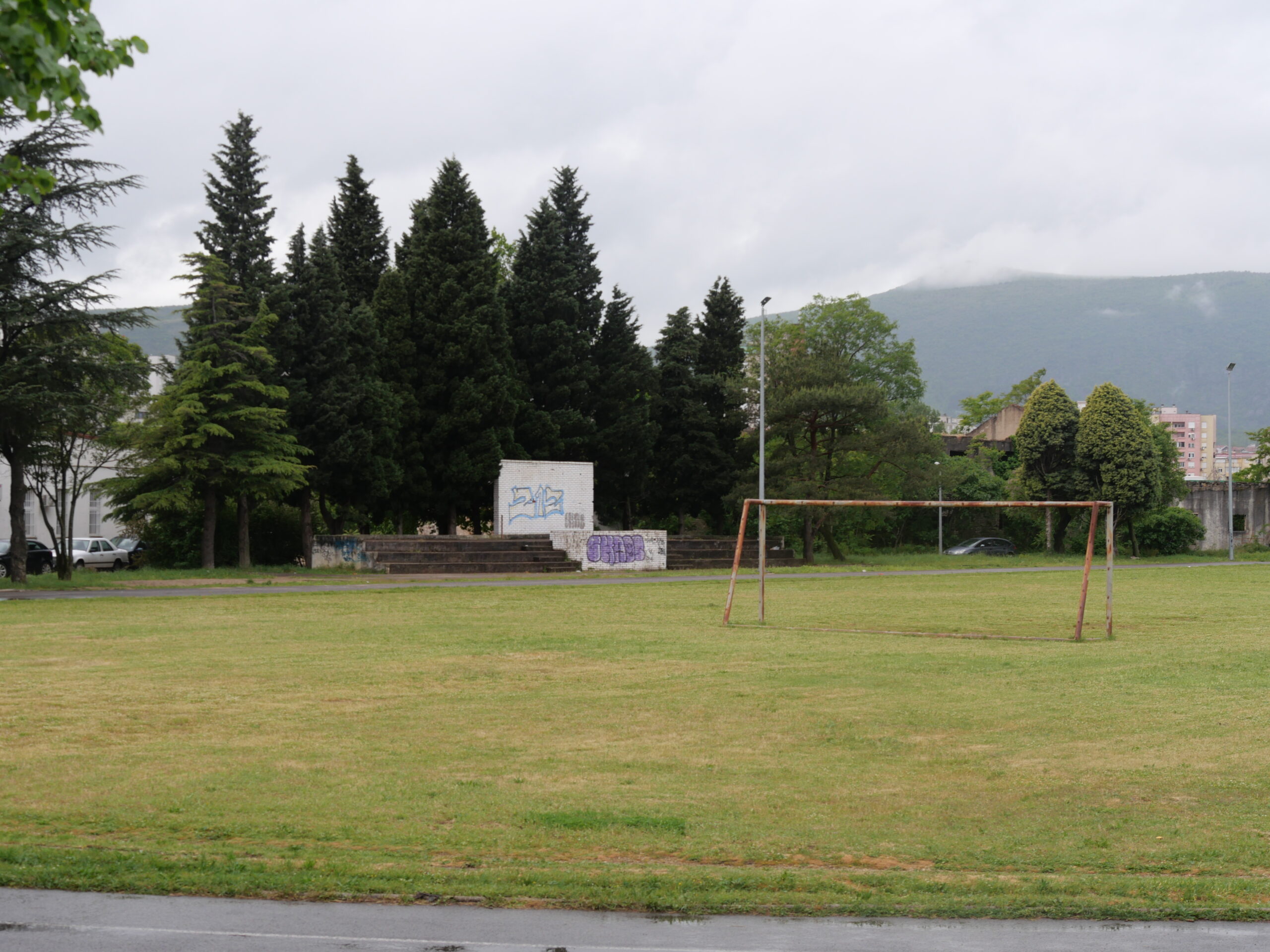 Le terrain de foot de l'université semble laissé à l'abandon.