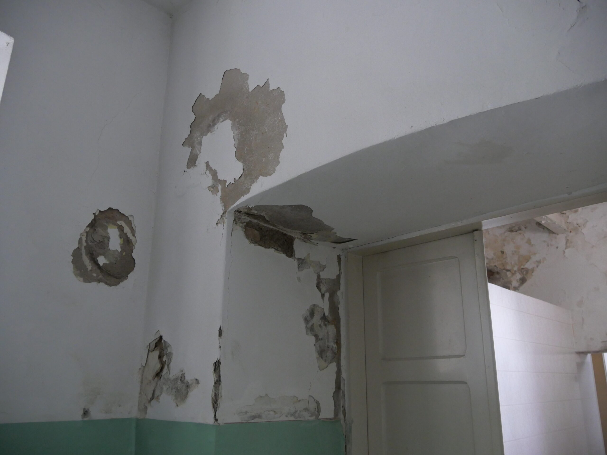 Le plafond s'effondre dans les couloirs de la faculté de droit.