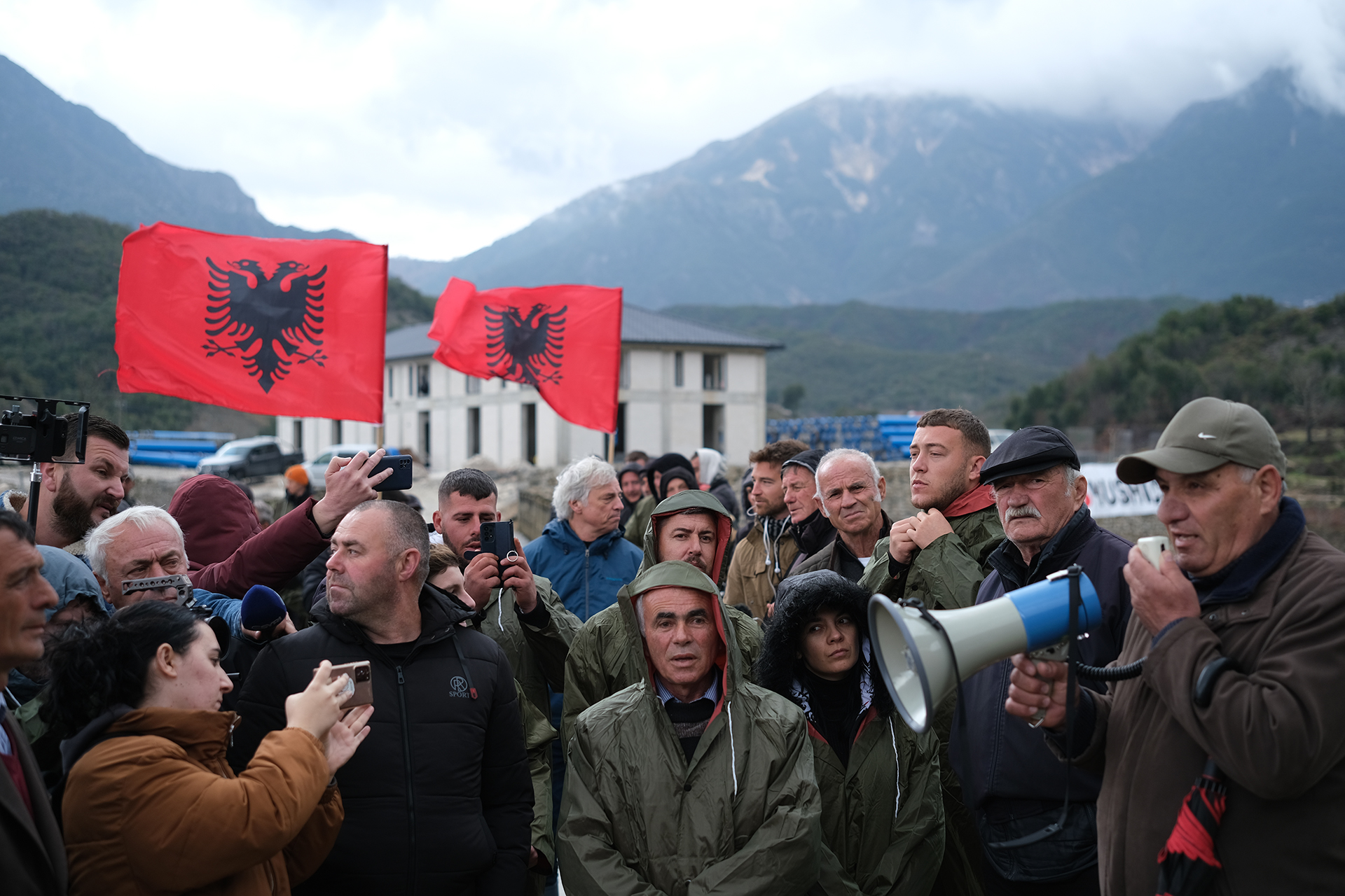 Albanie : pour sauver leur eau, les gens de la vallée de la Shushica ne désarment pas