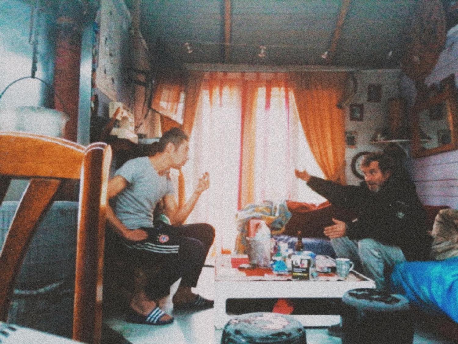 Deux hommes discutant dans le salon Deux hommes discutant dans le salon