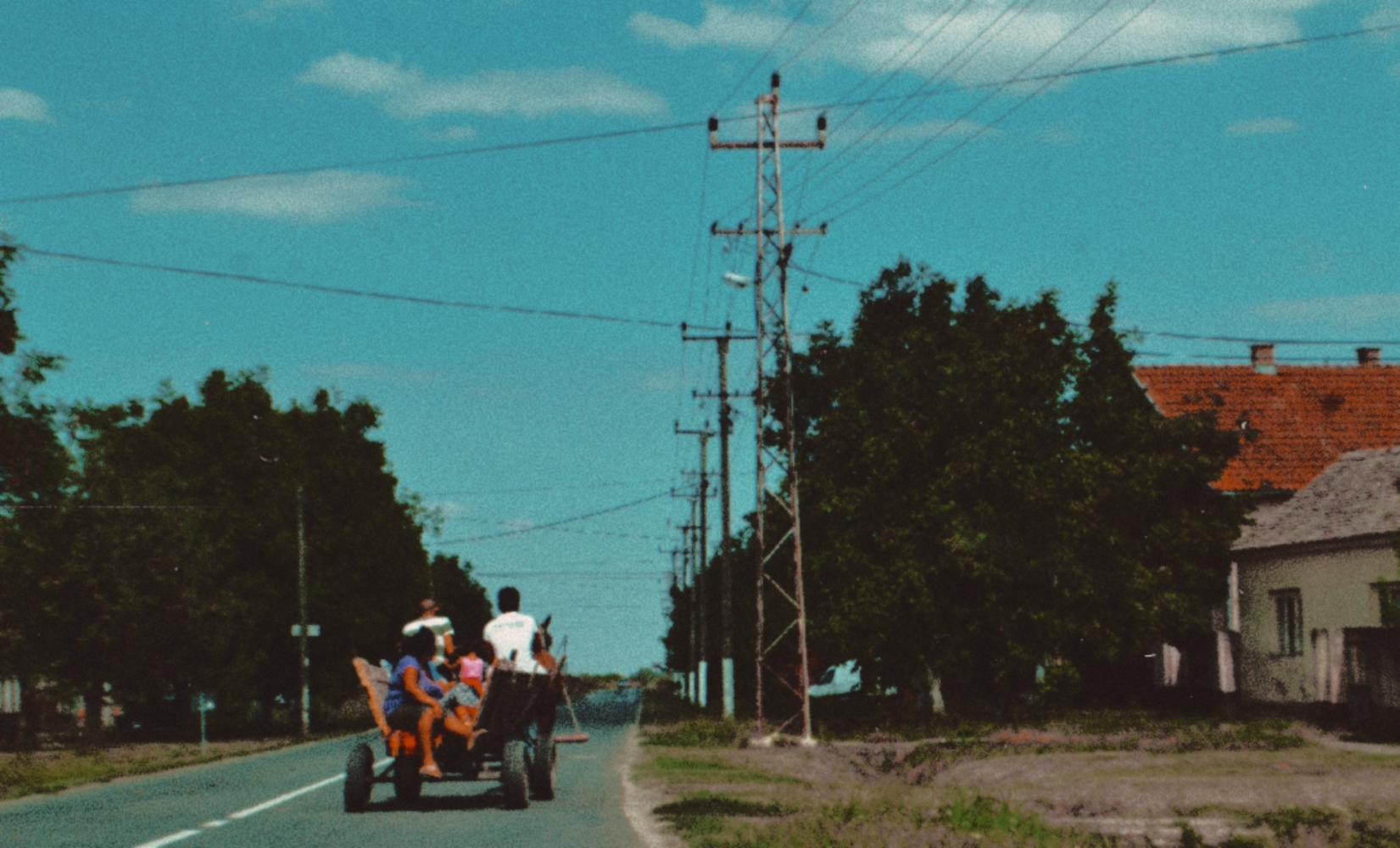 Charette sur la grand'route d'un village de Voïvodine (Kupinovo, 2019) Charette sur la grand'route d'un village de Voïvodine (Kupinovo, 2019)