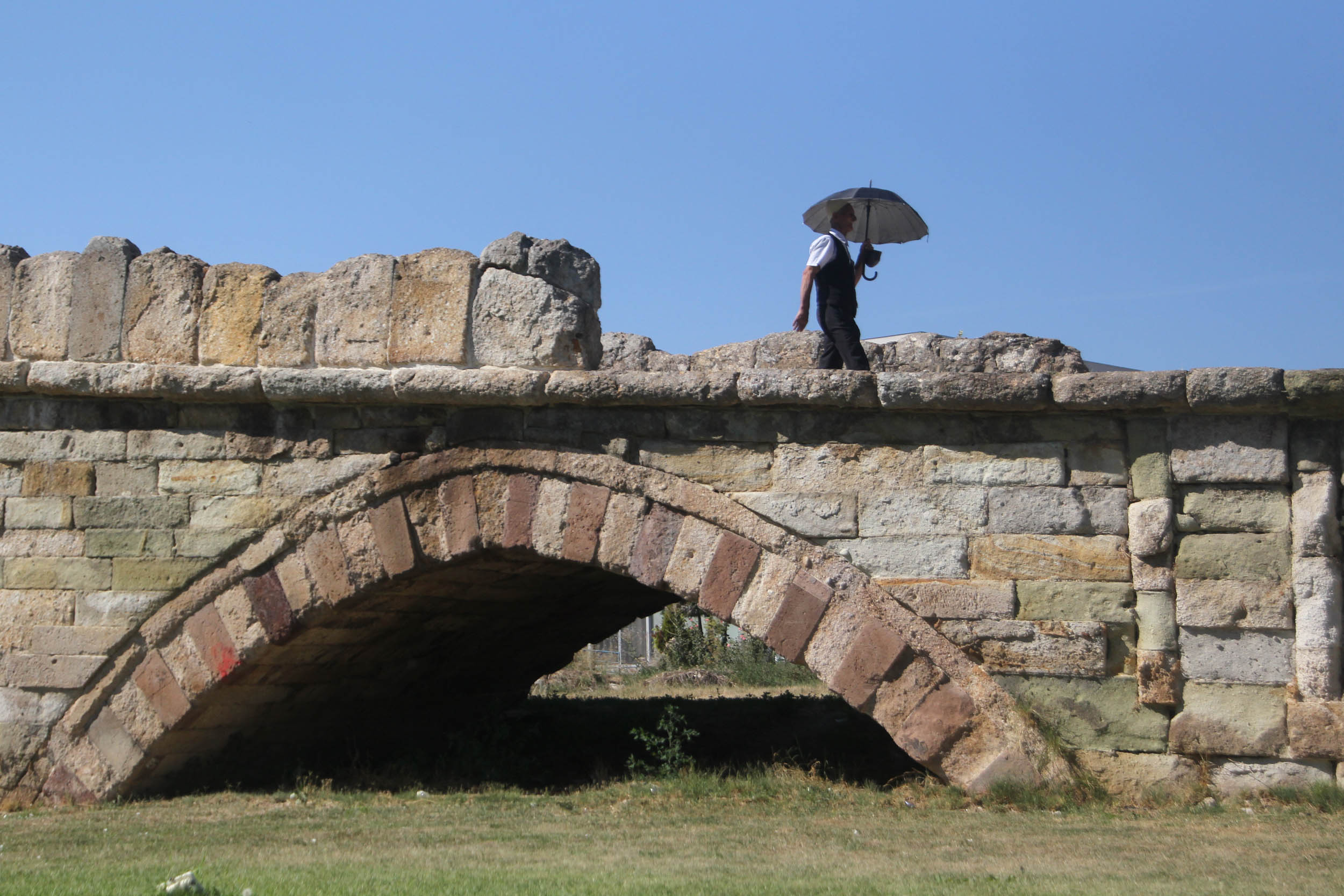 Le pont sans rivière à Vushtrri/Vučitrn
