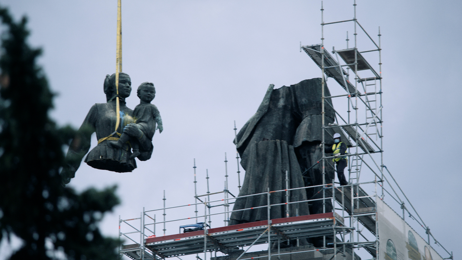 Démantèlement du monument honorant l'armée soviétique à Sofia.