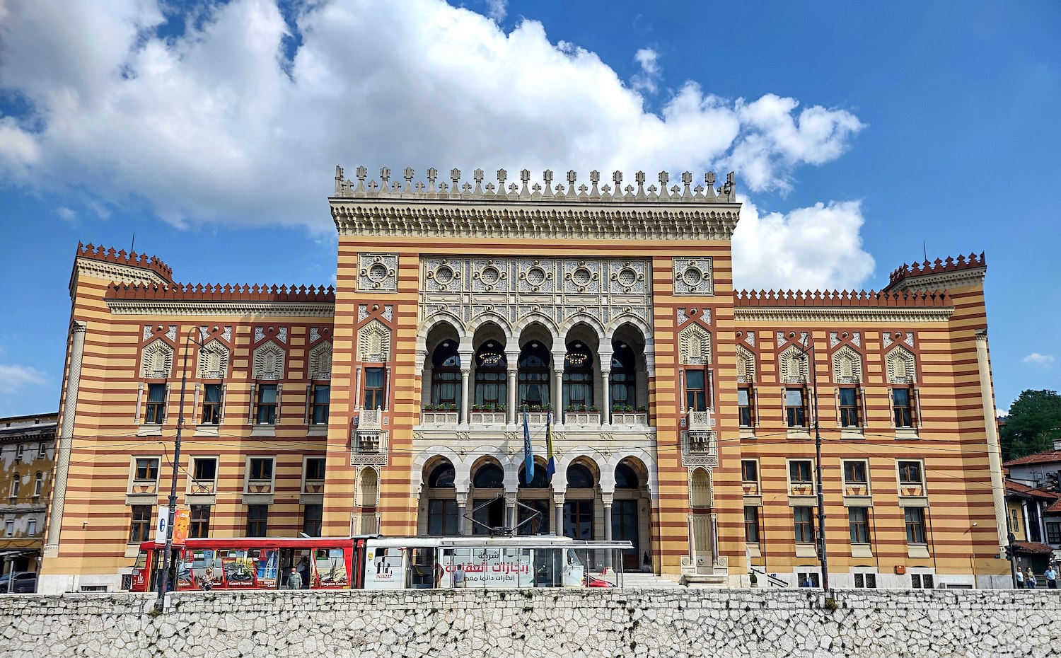 Détruite lors du siège, à la fin de l'été 1992, la Vijećnica est l'un des symboles de Sarajevo.