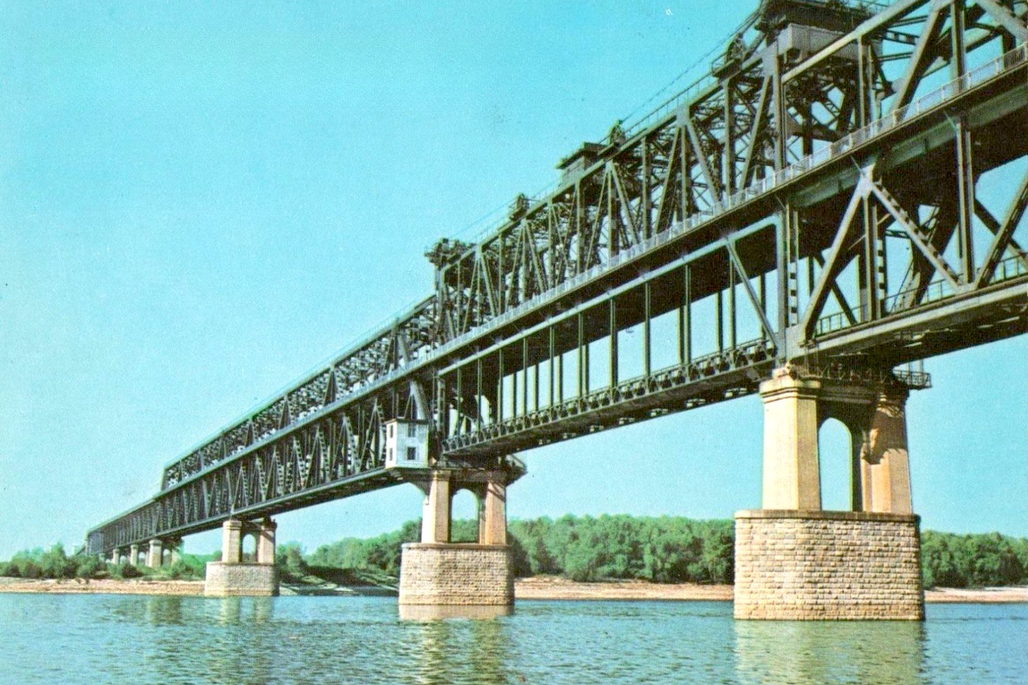 Carte postale du pont de l'amitié, financé par l'URSS, qui relie depuis 1954 Ruse (en Bulgarie) à Giurgiu (en Roumanie).