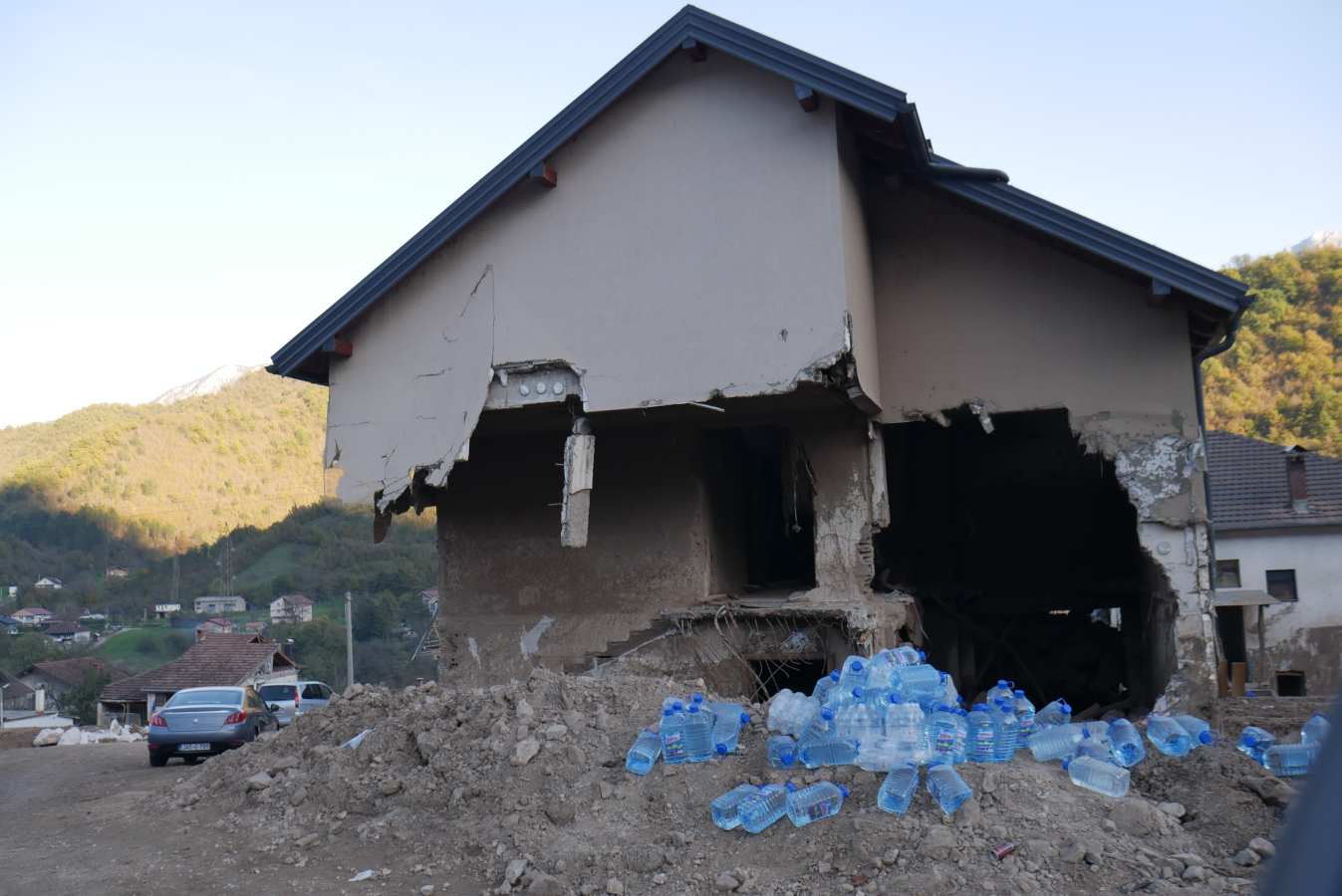 Bosnie-Herzégovine : un an après la catastrophe, Donja Jablanica vit encore sous les décombres