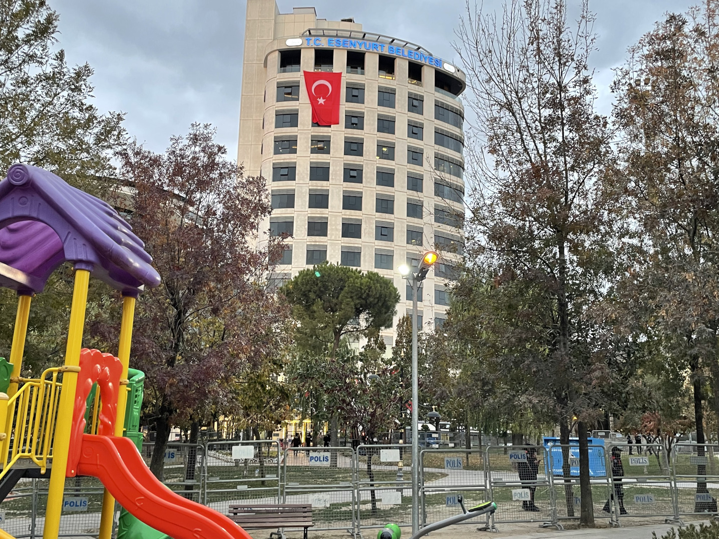 Turquie : à Istanbul, le quartier d&rsquo;Esenyurt divisé après l’arrestation du maire kurde accusé de «terrorisme»