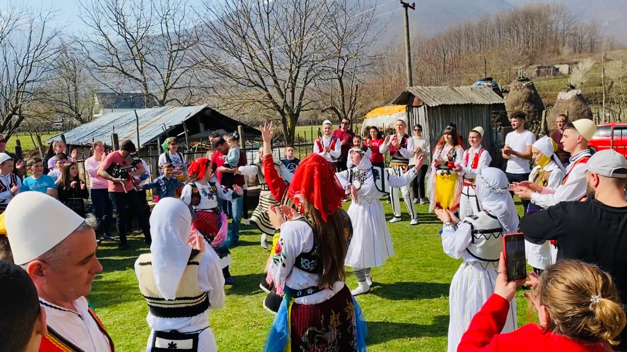 Des danseuses et danseurs interprètent la danse de Tropoja