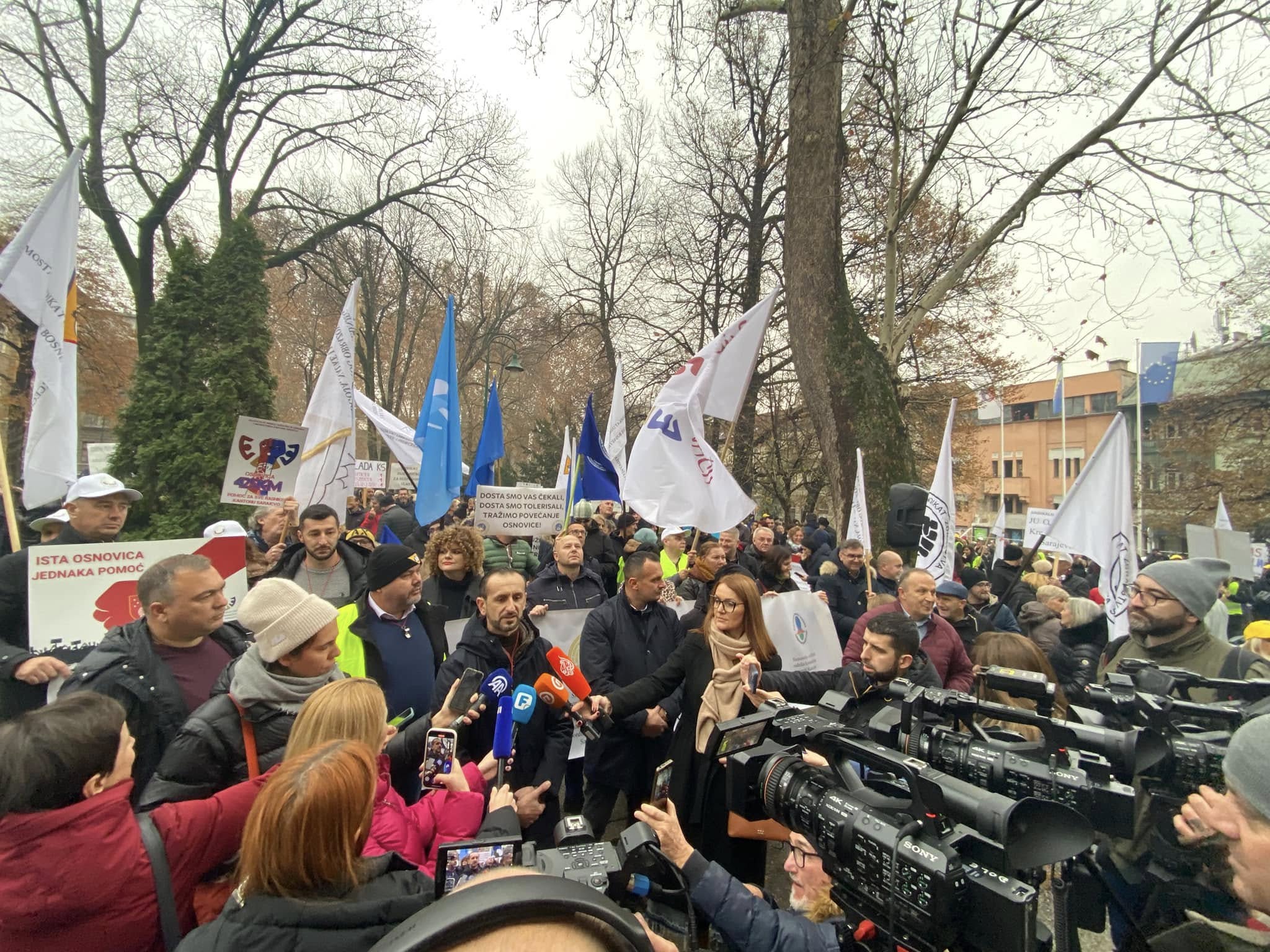 Des centaines de personnes ont répondu à l'appel de 7 syndicats à Sarajevo le 29 novembre.