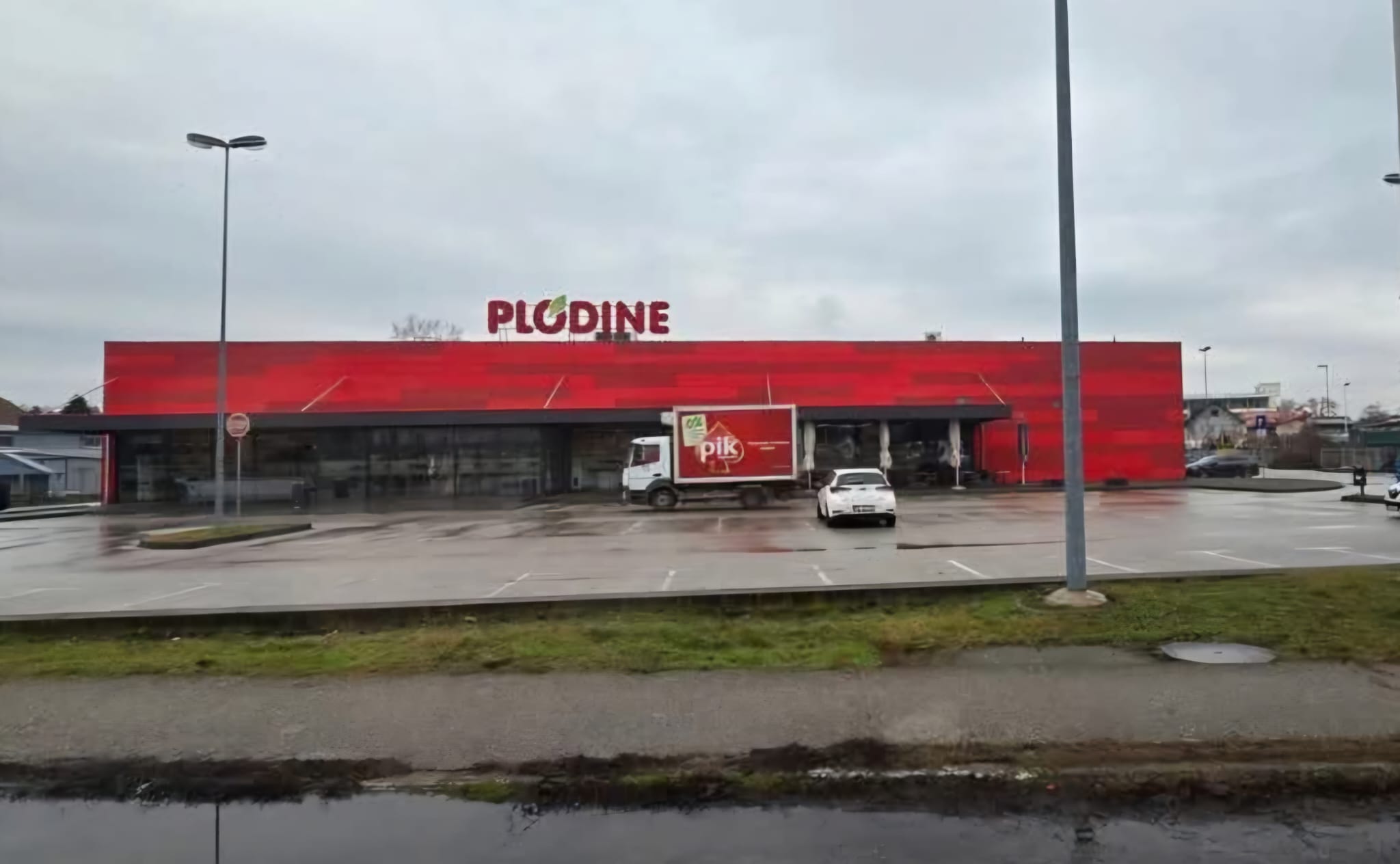 Le parking vide d'un supermarché de Zagreb, le 24 janvier