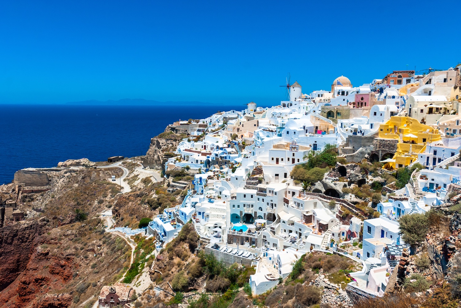 De nombreux touristes ont préféré quitter Santorin, où plus de 200 secousses ont été ressenties depuis le 1er février.
