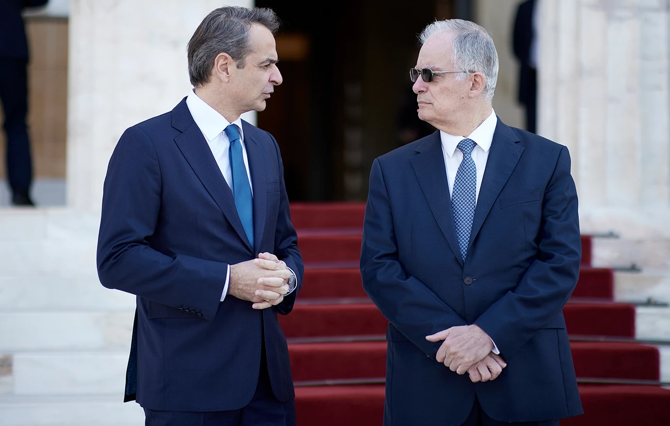 Le Premier ministre Kyriákos Mitsotákis et le nouveau président Konstantínos Tasoúlas