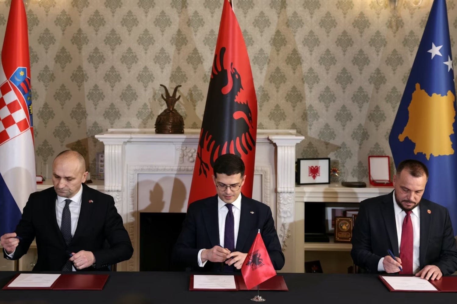 Défense : le Kosovo, l&rsquo;Albanie et la Croatie renforcent leur coopération et provoquent l&rsquo;ire de Belgrade