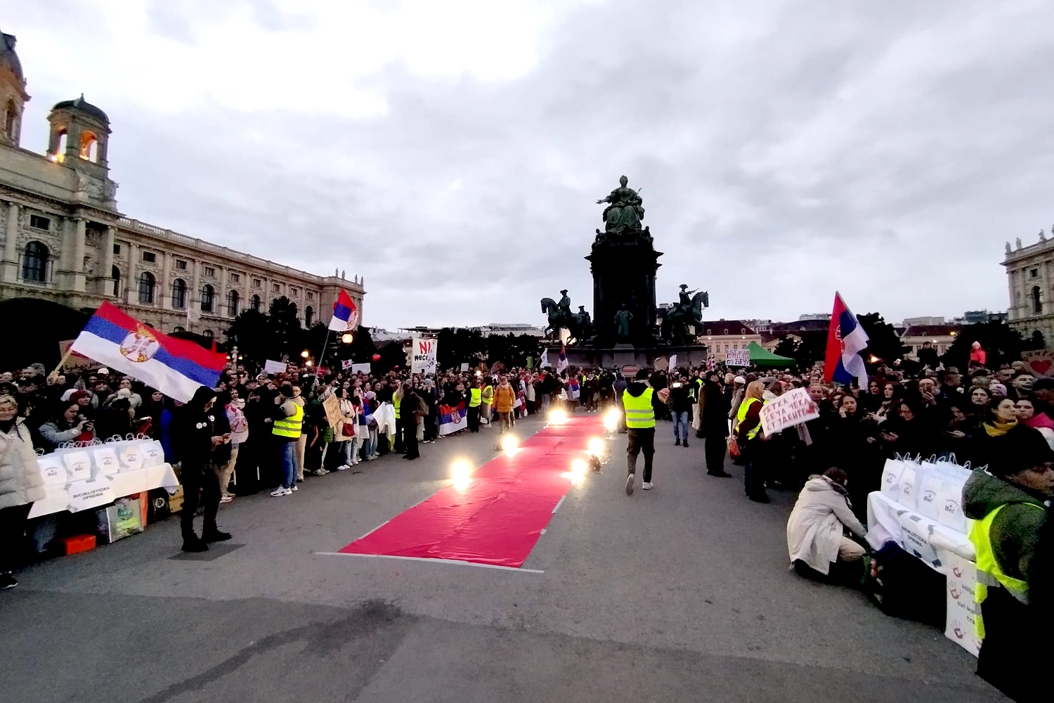 Serbie : à Vienne, la diaspora accueille en héros les cyclistes qui réveillent l&rsquo;Europe