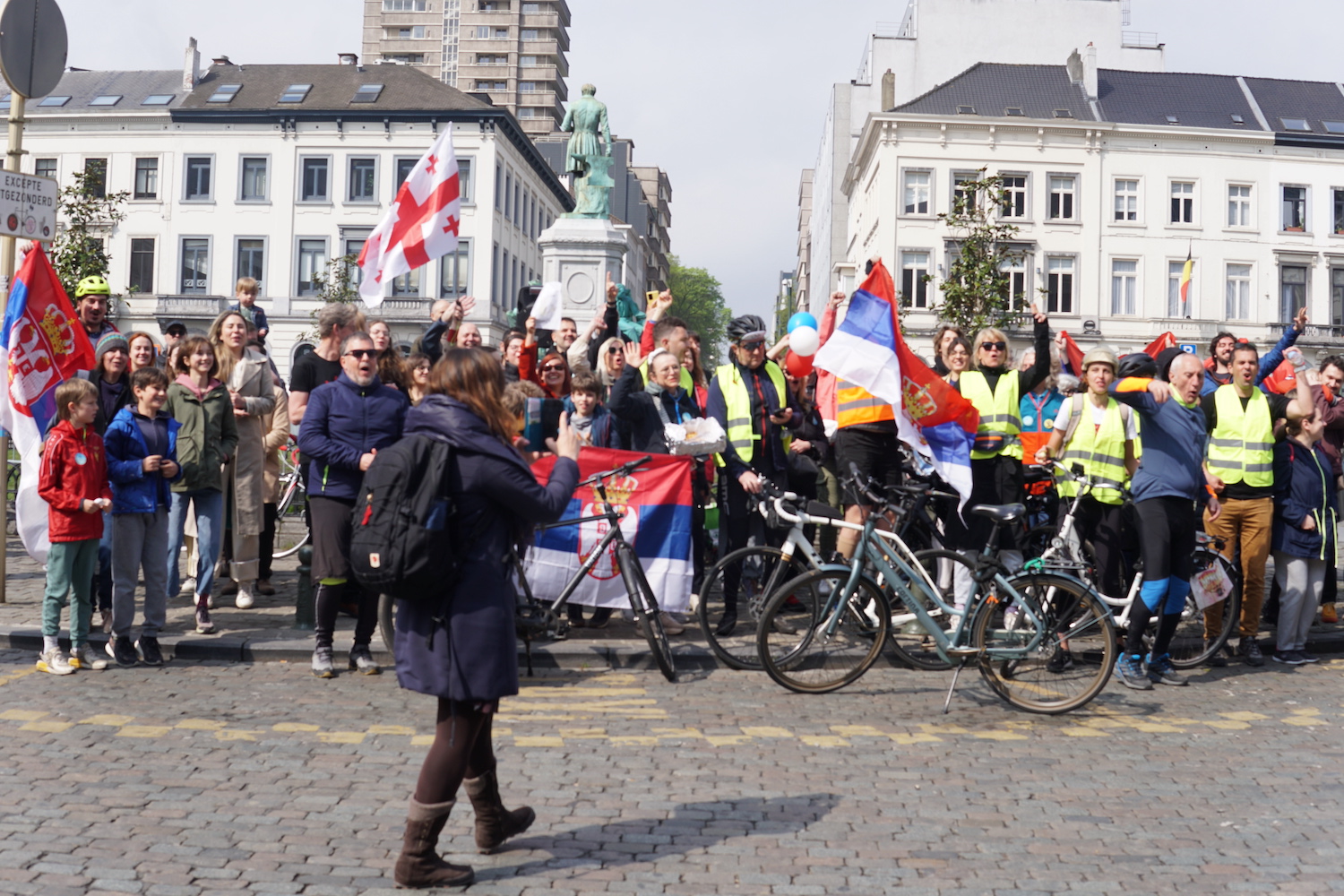 Route du Benelux : la diaspora serbe pédale pour mobiliser l&rsquo;Europe