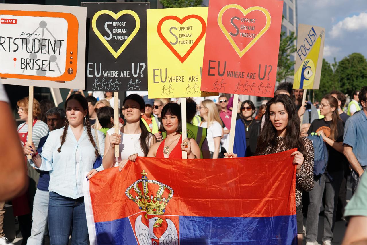 À l'arrivée des étudiants-marathoniens, la foule interpelle l'Union européenne.