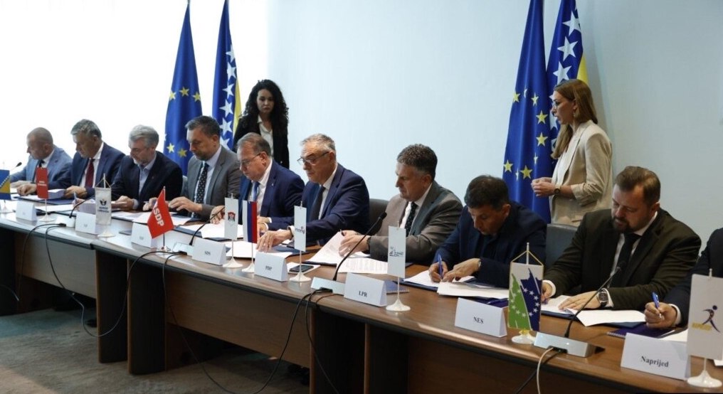 Signature de l'accord de coalition, le 9 mai à Sarajevo