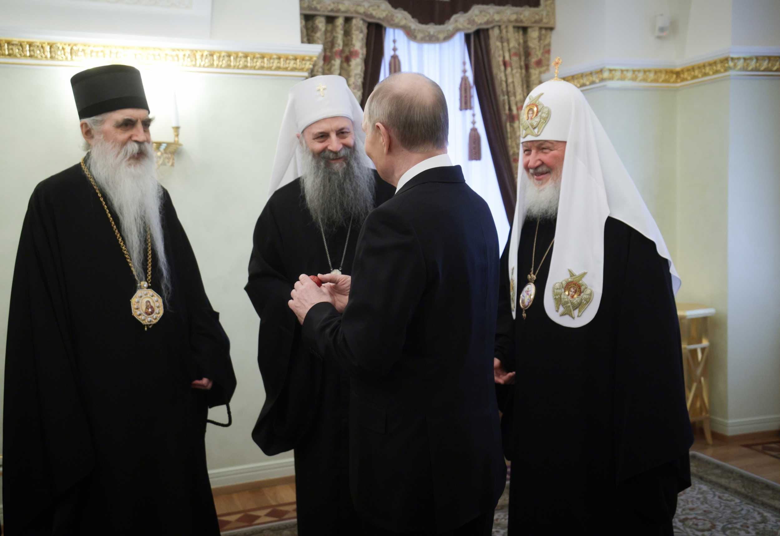 Manifestations en Serbie : l’Église orthodoxe et le monde parallèle du patriarche Porfirije