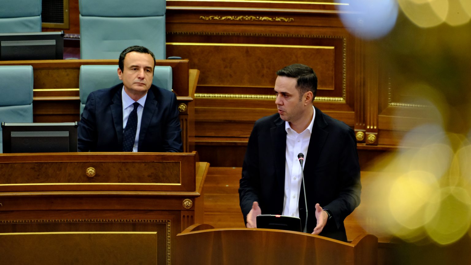 À la tribune du Parlement du Kosovo, Lumir Abdixhiku, le chef de la LDK, et Albin Kurti, assis.