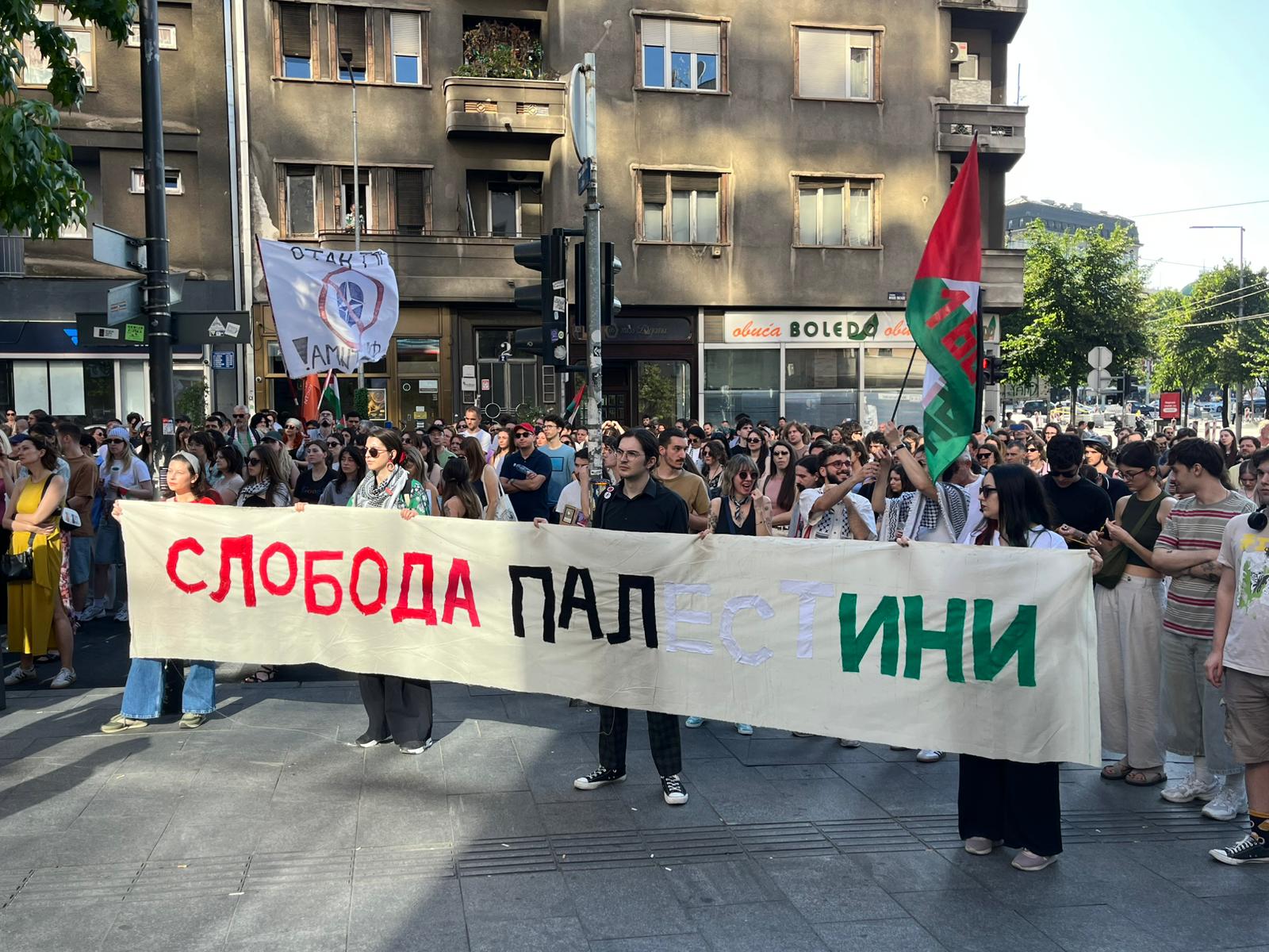 Serbie : Vučić annonce l&rsquo;arrêt des exportations d&rsquo;armes vers Israël, le peuple solidaire de la Palestine