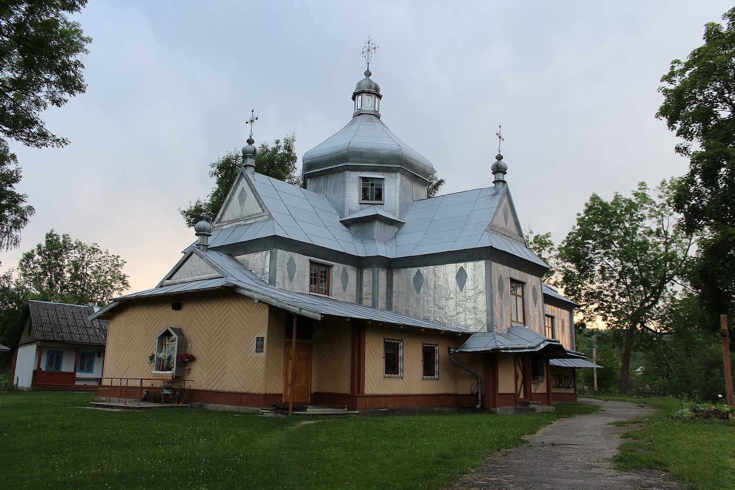 Église en bois typique et monument national ukrainien à Deliatyn