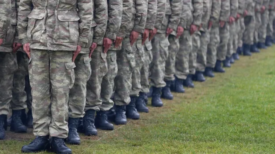 Service militaire : dans les Balkans, on marche de plus en plus au pas