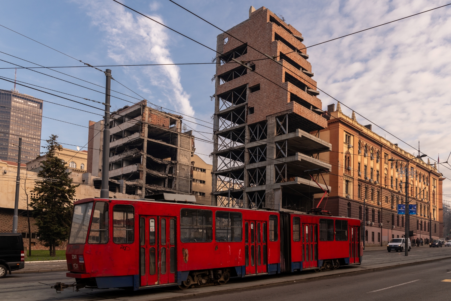 En descendant la rue Nemanjina, où les passants traversent 130 ans d’histoire de Belgrade (année de construction entre parenthèses) : les casernes du VIIe régiment (1895), les bâtiments de l’État-major (1965) et le bâtiment du gouvernement de la République de Serbie (1928) En descendant la rue Nemanjina, où les passants traversent 130 ans d’histoire de Belgrade (année de construction entre parenthèses) : les casernes du VIIe régiment (1895), les bâtiments de l’État-major (1965) et le bâtiment du gouvernement de la République de Serbie (1928)
