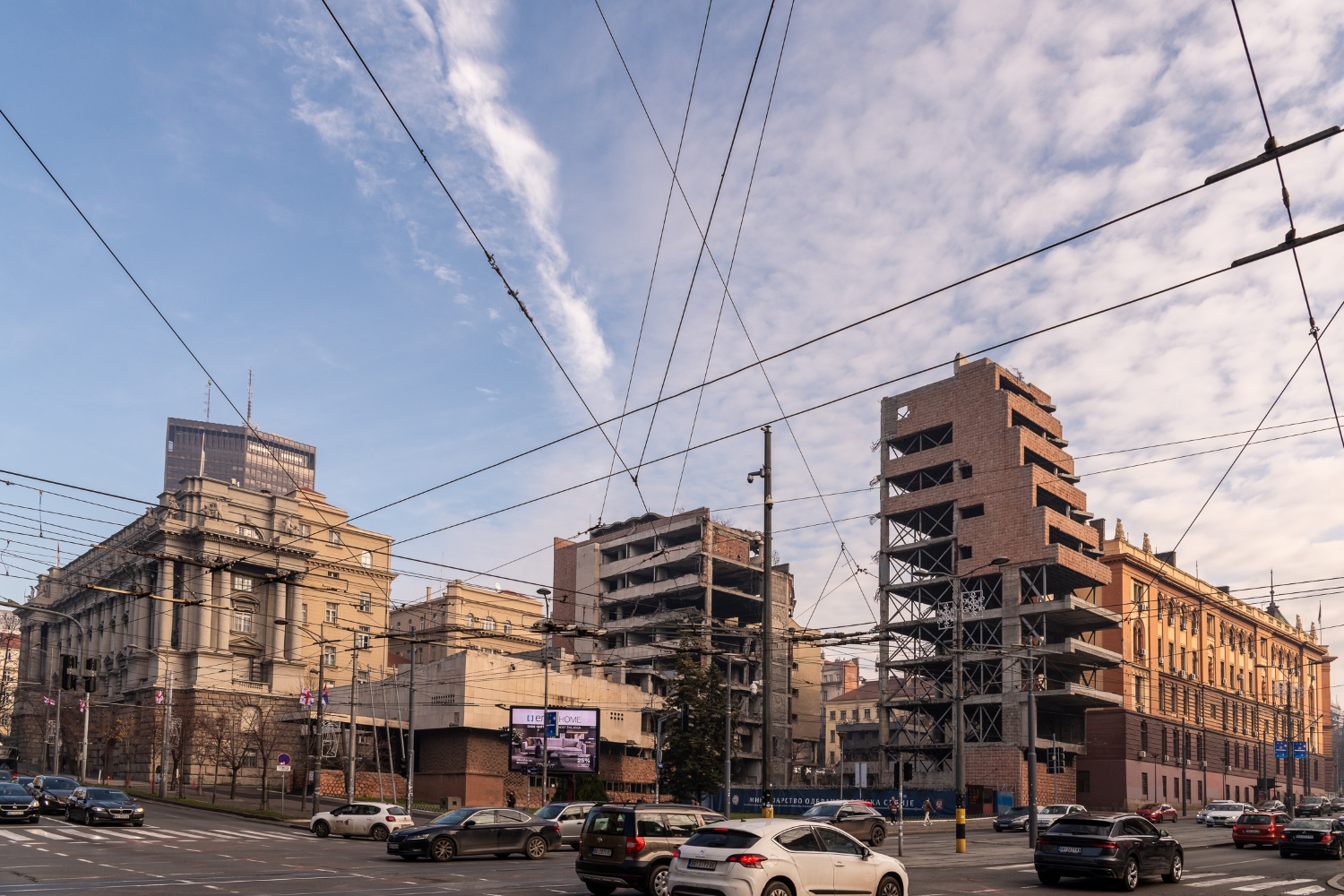 Le complexe de l’État-major vu depuis le carrefour des rues Kneza Miloša et Nemanjina. Un des lampadaires est couvert d’autocollants exprimant le ressentiment des citoyens envers le parti au pouvoir, le SNS Le complexe de l’État-major vu depuis le carrefour des rues Kneza Miloša et Nemanjina. Un des lampadaires est couvert d’autocollants exprimant le ressentiment des citoyens envers le parti au pouvoir, le SNS
