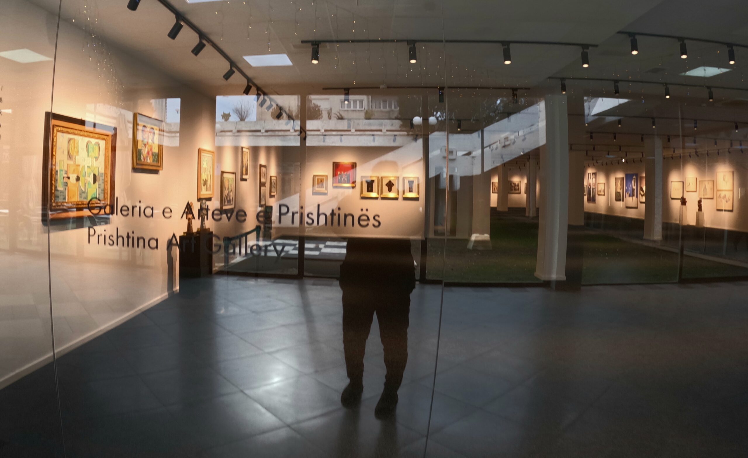 Kosovo : la Galerie d&rsquo;art de Pristina rouvre enfin ses portes