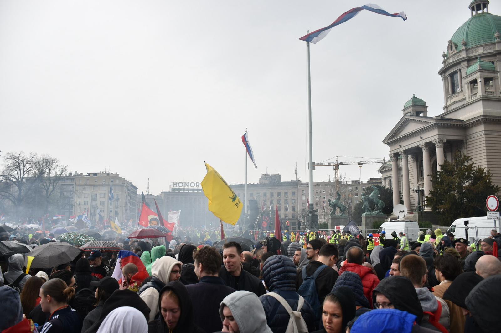 La manifestation géante du 15 mars à Belgrade passe devant le Parlement.