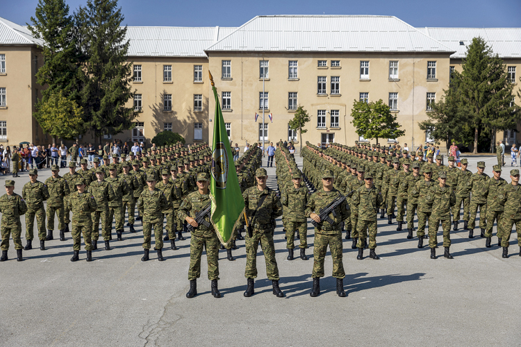 Service militaire en Croatie : les premiers conscrits au garde-à-vous
