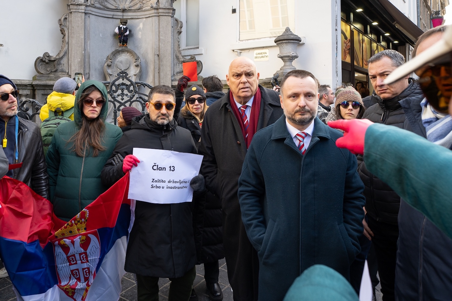 Accueil des étudiants ultramarathoniens à Bruxelles, 12 mai 2025 (gauche), et célébration de la fête nationale, 15 février 2026, avec les membres de l'association Palac Gore et les ambassadeurs de la République de Serbie en Belgique et auprès de l'UE, Aleksandar Tasić et Danijela Apostolović (droite)
